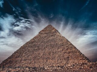 ギザの大ピラミッドは「たった27年」でどうやって建てられた!? コンピューター科学者が導き出した“超効率的”な建造システム仮説