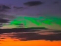 ハワイの夜空に謎の「緑色の光」が出現！ 天文学者も首をひねる不思議な現象の正体とは？