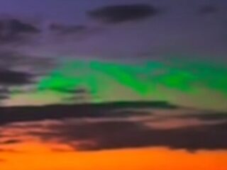 ハワイの夜空に謎の「緑色の光」が出現！ 天文学者も首をひねる不思議な現象の正体とは？