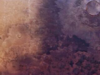 火星で50年間も「謎の巨大な影」が不気味に増殖中!? 科学者も困惑する“這い寄る暗黒”の正体とは