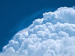 「塩を空に撒いて地球を冷やす」科学者が提唱する"雲の日焼け止め"計画の可能性と危険性