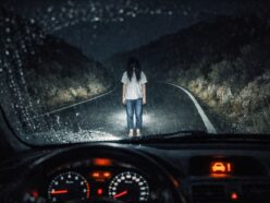 真夜中の山道に現れた「白シャツの女」！ 車のセンサーも反応した“現代版・消えるヒッチハイカー”伝説