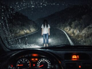 真夜中の山道に現れた「白シャツの女」！ 車のセンサーも反応した“現代版・消えるヒッチハイカー”伝説
