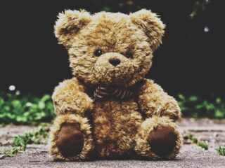 子どもの玩具に隠された「闇」テディベアから薬物化するビーズまで… 衝撃の黒歴史