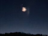 空に浮かぶ巨大な“光の塊”にSNS騒然！ カナダの夜空に現れた謎の現象はロケットの痕跡か、未知のUFOか