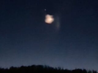空に浮かぶ巨大な“光の塊”にSNS騒然！ カナダの夜空に現れた謎の現象はロケットの痕跡か、未知のUFOか