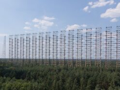 チェルノブイリにそびえる「巨大な鉄の壁」の正体 —— 全世界の無線に謎のノック音を響かせたソ連の超兵器