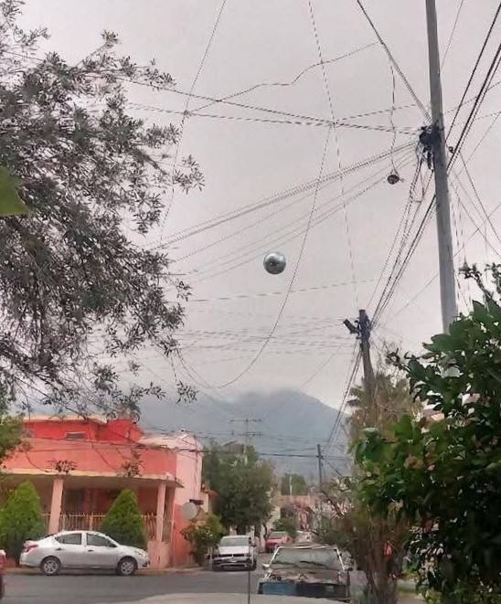 メキシコ上空に「銀色の球体UFO」が出現! 目撃した親子を襲った“謎の頭痛”とネットで勃発したAIフェイク論争の画像1