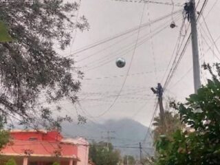 メキシコ上空に「銀色の球体UFO」が出現！ 目撃した親子を襲った“謎の頭痛”とネットで勃発したAIフェイク論争
