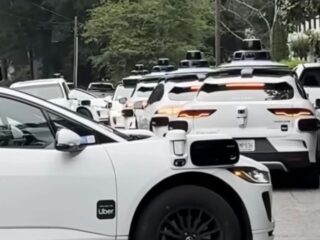 早朝の住宅街を「誰も乗っていない自動運転タクシー」50台が徘徊！ AIが引き起こした現代の“幽霊車パニック”