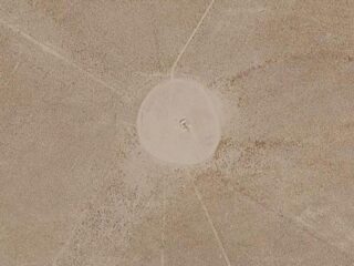 エリア51から6.4km！Googleマップで発見された謎の円形構造物… UFO着陸地点という説が浮上