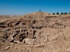 ストーンヘンジより7000年古い石柱に「暦」が刻まれていた!? 文字も金属も持たなかった1万1500年前の狩猟民が太陽と月を数えていた痕跡