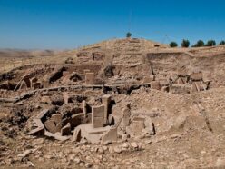 ストーンヘンジより7000年古い石柱に「暦」が刻まれていた!? 文字も金属も持たなかった1万1500年前の狩猟民が太陽と月を数えていた痕跡