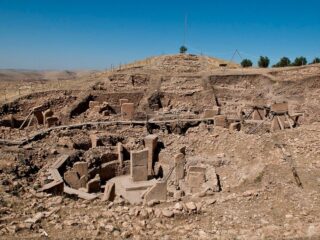 ストーンヘンジより7000年古い石柱に「暦」が刻まれていた!? 文字も金属も持たなかった1万1500年前の狩猟民が太陽と月を数えていた痕跡