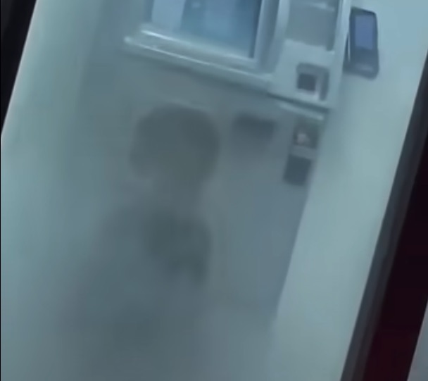 【心霊映像】ATMで「子どもの幽霊」を撮影!? 深夜に現れた動く“黒い影”の正体とは=メキシコの画像1