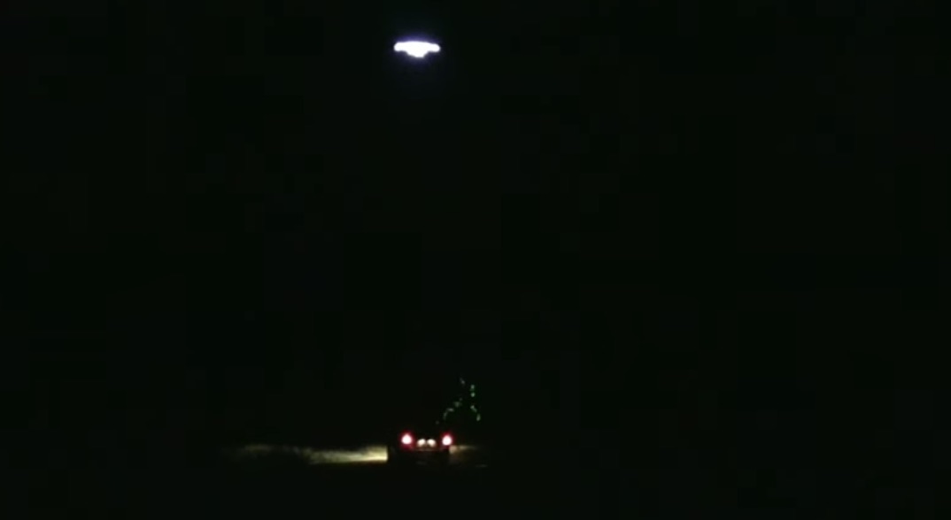 【動画】車の真上に静止したUFOが「緑のレーザー」で車体をスキャンしていた!? ミシガン州で激撮された近接遭遇の画像1