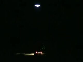 【動画】車の真上に静止したUFOが「緑のレーザー」で車体をスキャンしていた！？ ミシガン州で激撮された近接遭遇