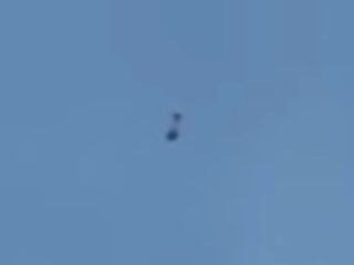 「形を変える（シェイプシフト）UFO」の動画が撮影される！ 複数の物体が絡み合うように飛ぶ未確認飛行物体の謎＝イギリス