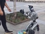 「充電するお金がありません」—— 中国・四川省でヒューマノイドロボットが“物乞い”をしていた