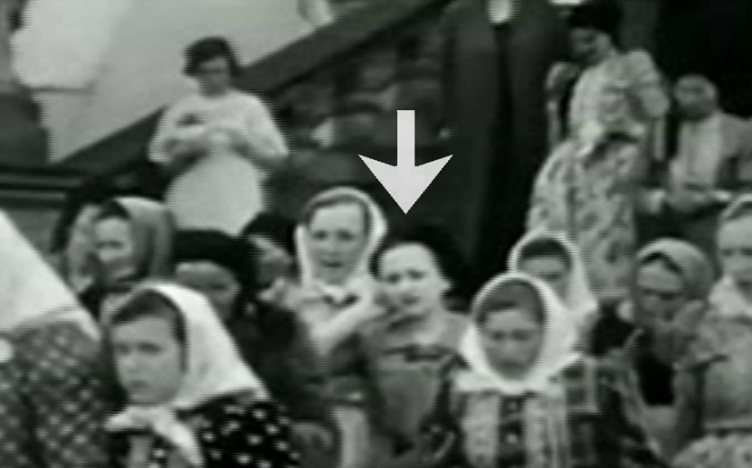 1937年の映像にタイムトラベラー!? 「スマホで通話する女性」の正体とは…の画像1
