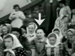 1937年の映像にタイムトラベラー!? 「スマホで通話する女性」の正体とは…