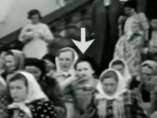 1937年の映像にタイムトラベラー!? 「スマホで通話する女性」の正体とは…