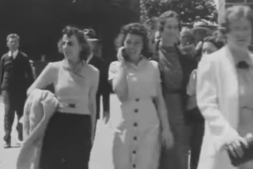 1937年の映像にタイムトラベラー!? 「スマホで通話する女性」の正体とは…の画像2