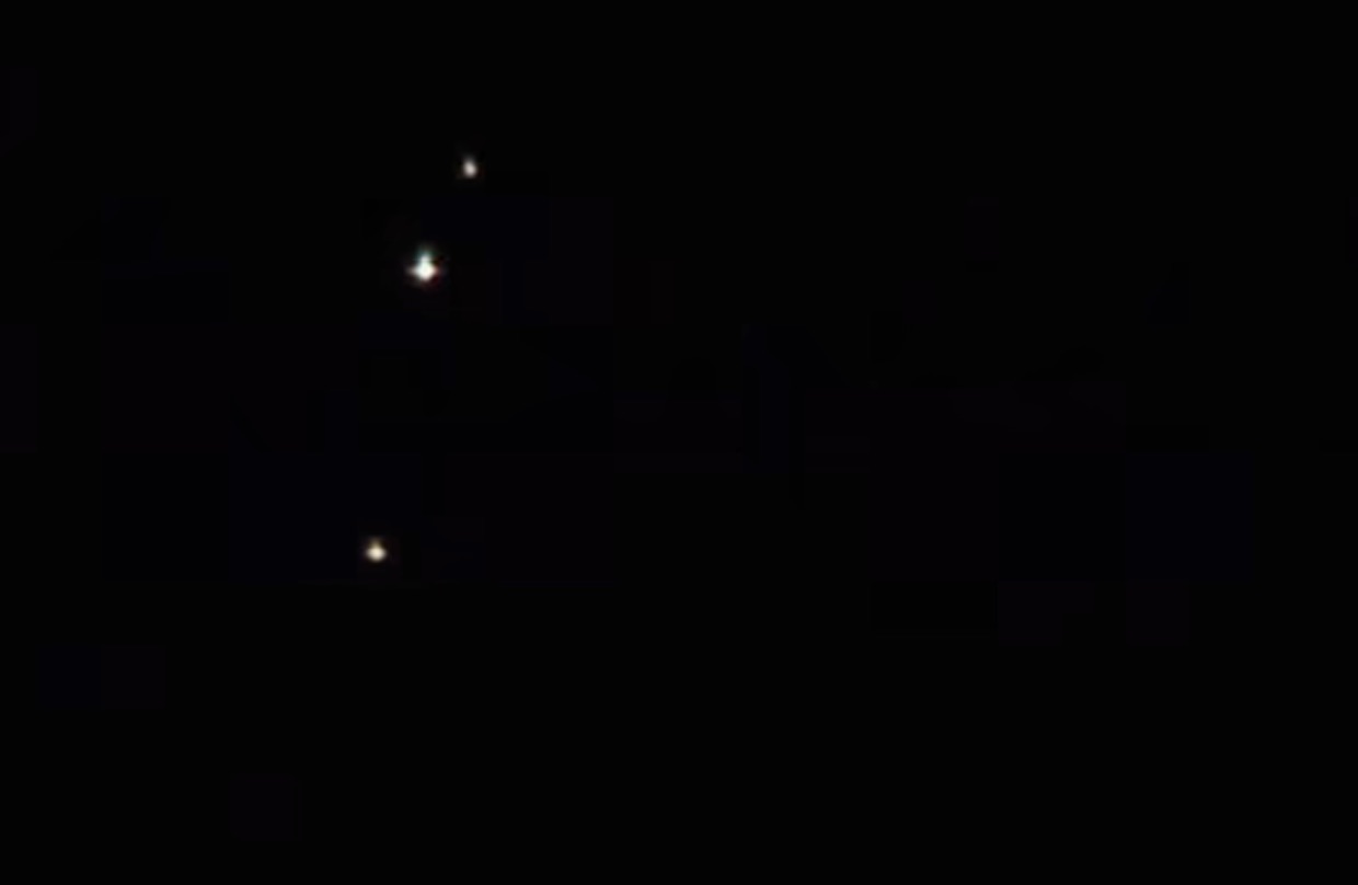 海岸に謎の「UFO編隊」が出現! 撮影を試みた目撃者のスマホが“同時フリーズ”した不可解な1時間=アルゼンチンの画像1