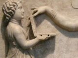 2000年前のギリシャ彫像が「ノートパソコン」を操作!? タイムトラベル説が再燃