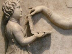 2000年前のギリシャ彫像が「ノートパソコン」を操作!? タイムトラベル説が再燃
