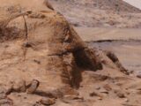 火星に「扉のある建造物」!? キュリオシティ最新画像に写った謎の構造物、失われた文明説が再燃