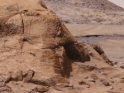 火星に「扉のある建造物」!? キュリオシティ最新画像に写った謎の構造物、失われた文明説が再燃