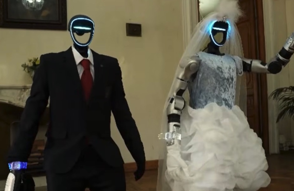【世界初】AIが“自ら考えた誓いの言葉”で愛を誓う! ロシアで開催された「ロボット同士の結婚式」が不気味の画像1