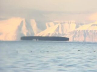 全長約120メートルの謎の葉巻型物体が北極の海面に静止 —— 中国潜水艦か、蜃気楼か、UFOか