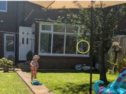 庭のわが子を見つめる「窓の顔」——幽霊屋敷に6年住む看護師母親の恐怖体験