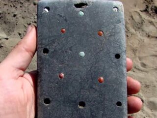 2100年前の墓から「iPhone」が出土!? タイムトラベラーの証拠かとネットを騒然とさせた“ナターシャのiPhone”とは