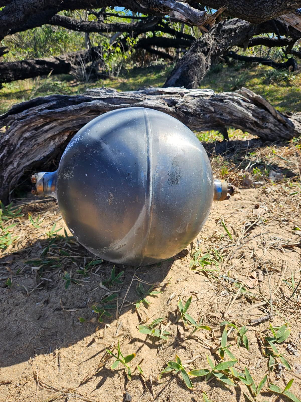 オーストラリアの浜辺に漂着した謎の金属球の正体とは!? 焦げ跡ひとつない不可解な物体に専門家も困惑の画像1