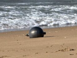オーストラリアの浜辺に漂着した謎の金属球の正体とは!? 焦げ跡ひとつない不可解な物体に専門家も困惑
