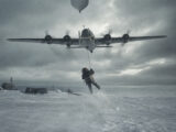 着陸しない飛行機が氷上の人間を吊り上げた!? CIA極秘作戦「スカイフック」—— 映画『ダークナイト』のあの装置は実在した