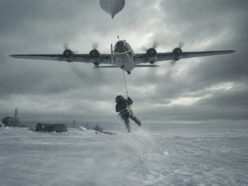 着陸しない飛行機が氷上の人間を吊り上げた!? CIA極秘作戦「スカイフック」—— 映画『ダークナイト』のあの装置は実在した