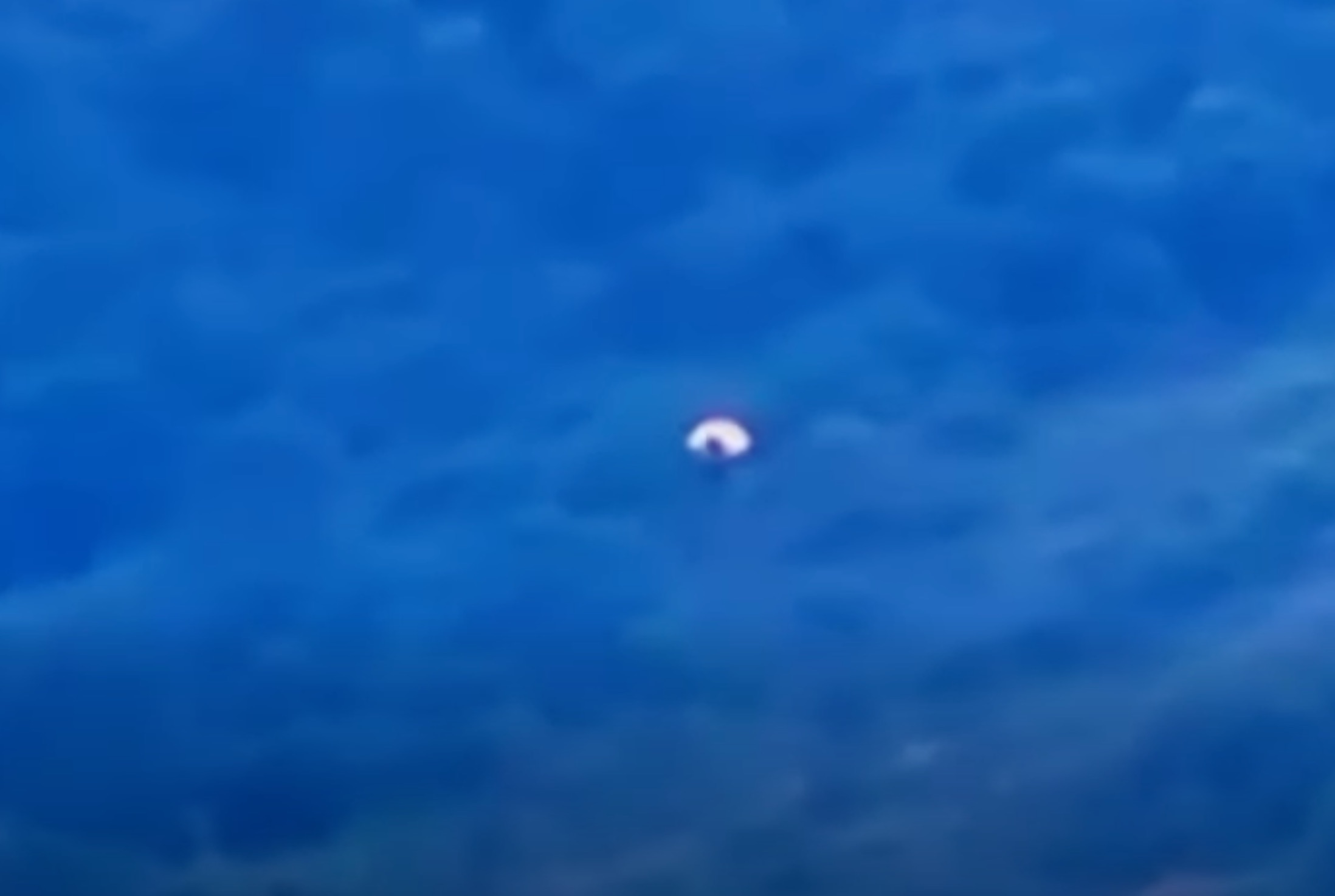 【消失の瞬間】「白いオーブ型UFO」が突如消滅! 一瞬で虚空に溶けた!? 撮影者もパニックに陥った“ありえない消失劇”の画像1