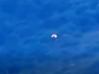 【消失の瞬間】「白いオーブ型UFO」が突如消滅！ 一瞬で虚空に溶けた!? 撮影者もパニックに陥った“ありえない消失劇”