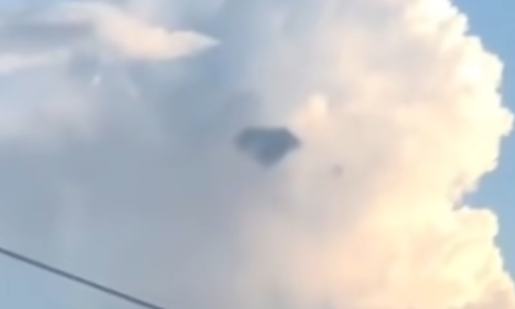 中国・四川省の空に「巨大なダイヤモンド形UFO」が出現! 雲に潜み、都市を見下ろす“異次元の監視者”かの画像1