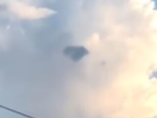 中国・四川省の空に「巨大なダイヤモンド形UFO」が出現！ 雲に潜み、都市を見下ろす“異次元の監視者”か