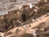 またしても火星に謎の「扉」が出現？ 最新パノラマ画像に写り込んだ人工物らしき地形を巡り、研究家とNASAの見解が対立！