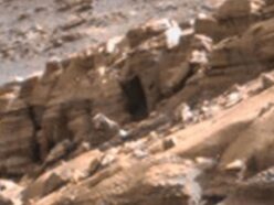またしても火星に謎の「扉」が出現？ 最新パノラマ画像に写り込んだ人工物らしき地形を巡り、研究家とNASAの見解が対立！