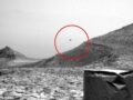 火星に浮かぶ黒い影とキュリオシティの2枚
