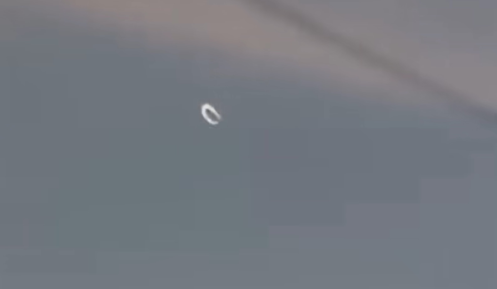 「回転するC型UFO」が出現! まるで現実世界のバグか、異次元の扉が開いたのか?=米テキサスの画像1