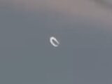 「回転するC型UFO」が出現！ まるで現実世界のバグか、異次元の扉が開いたのか？＝米テキサス