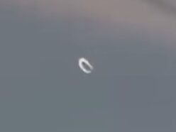 「回転するC型UFO」が出現！ まるで現実世界のバグか、異次元の扉が開いたのか？＝米テキサス